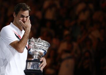 El tenista suizo Roger Federer se emociona tras ganar el Abierto de Australia en Melbourne. 