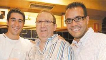 <b>BRINDIS. </b>Cani y su cuñado Fran, que también cunplió años ayer, brindan con buen vino. En medio, Miguel Latorre, que ejerció de perfecto cicerone en el Churrasco.