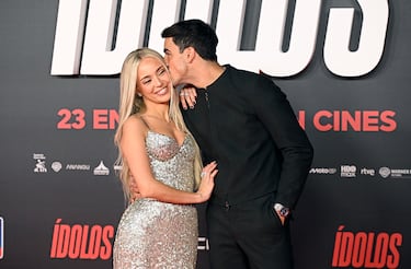 El actor Óscar Casas y la cantante Ana Mena durante el estreno de la película 'Ídolos'. Entre risas, miradas y confidencias al oído, los dos artistas acapararon todos los flashes en una alfombra roja en la que derrocharon química y naturalidad.