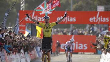 Wout van Aert celebra la victoria en la Copa del Mundo en Benidorm.