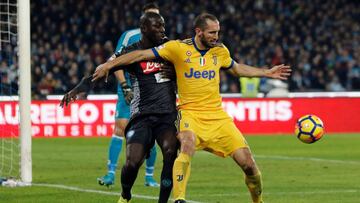Juventus' defender from Italy Giorgio Chiellini (R) vies with Napoli's defender from France Kalidou Koulibaly during Italian Serie A football match Napoli vs Juventus on December 1, 2017 at the San Paolo stadium in Naples. Juventus won 0-1. / AFP PHOTO / CARLO HERMANN