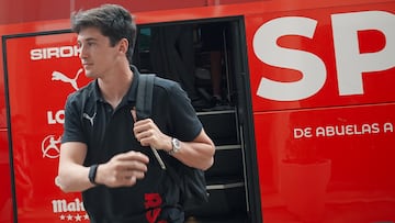 31-05-25. CARLOS DOTOR SALE DEL AUTOCAR DEL SPORTING EN FERROL.