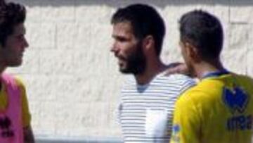 Ruben Sanz saludando a sus compañeros tras recibir el alta médica.