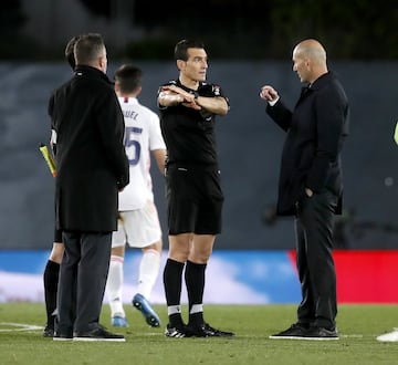 Zidane habla con Martínez Munuera sobre el penalti de Militao al final del partido.
