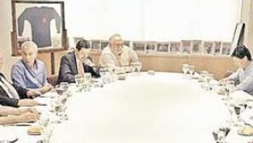 <b>MESA DE CAMPEONES. </b>De izquierda a derecha: P. P. San Martín, Serena, Zoco, Gento, De Felipe, Roncero, Pérez, Nieto, Velázquez, Alfredo Relaño, Pachín y Vicente Carreño.