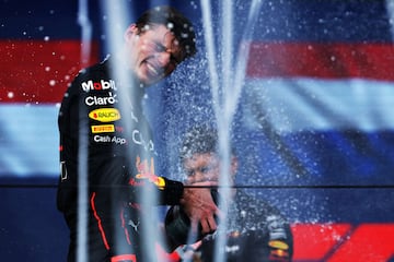 Max Verstappen celebrando su victoria en el podio del GP de Miami