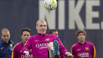 Mathieu toca bal&oacute;n en el entrenamiento del Barcelona.