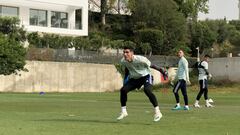 El portero argentino Mat&iacute;as Dituro se ejercita delante de Rub&eacute;n Blanco durante la estad&iacute;a del Celta en Marbella. 