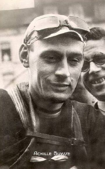 El ciclista belga fue el primer corredor en conseguir tres victorias sobre los adoquines del Tour de Flandes y sus tres triunfos tuvieron lugar durante la Segunda Guerra Mundial, ya que la carrera no interrumpió su celebración pese a la contienda. Buysse se impuso en 1940 por delante de Georges Christaens y de Briek Schotte y repitió título en 1941 al superar a Gustaaf Van Overloop y Odiel Van den Meersschaut. Conquistó su tercer triunfo en 1943 por delante de Albert Sercu y Camille Beeckman.