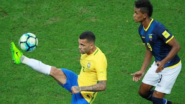 El jugador brasileño del PSG, Dani Alves, en el partido frente a Ecuador