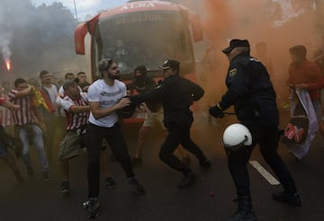 Los seguidores del Sporting de Gijón protagonizaron graves incidentes, con la policía, a la llegada del autobús del Sporting, en las inmediaciones del Molinón. 
