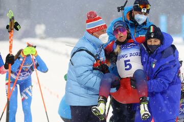 Tandrevold era bronce a falta de un kilómetro en la persecución, pero su cuerpo y su mente dijeron basta. Termina 14ª y se desploma tras la meta.