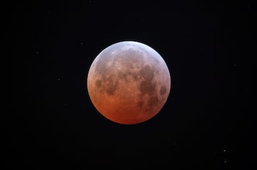 La luna llena con tinte rojo durante el eclipse lunar en Hopkins, Carolina del Sur, EE. UU.