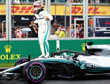 Hamilton sobre su monoplaza celebrando la pole en el GP de Australia.