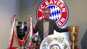 Heynckes posa con los t&iacute;tulos del Bayern.