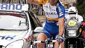 <b>TRIPLE.</B> Piepoli marcó con los dedos su número de triunfos en Cerler.