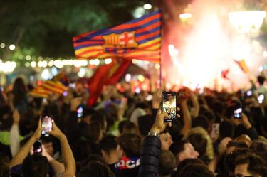 Los aficionados del Barcelona celebran en su rincón sagrado, la Fuente de Caneletes, el vigesimoséptimo título de Liga.