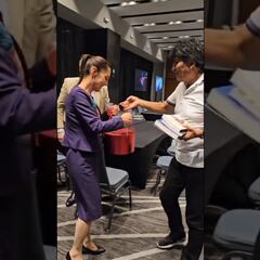 Evo Morales da obsequio a Claudia Sheinbaum y la felicita por ser la nueva presidenta de México