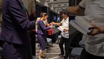 Evo Morales da obsequio a Claudia Sheinbaum y la felicita por ser la nueva presidenta de México