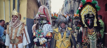 Durante ocho días, la ciudad entera vuelve al pasado para recrear, de manera espectacular y brillante, una batalla ocurrida en 1538. Los Moros y Cristianos son las fiestas más importantes de Villajoyosa. Se celebran desde hace más de 250 años, en honor de Santa Marta, y conmemoran los hechos sucedidos en 1538, cuando los piratas berberiscos comandados por Zalé-Arraez intentaron atacar la ciudad. Según cuenta la tradición, Santa Marta acudió en ayuda de los habitantes de la villa, provocando una riada que arrasó los barcos enemigos e impidió que los corsarios llegaran a la costa. Especialmente significativa es la madrugada del 28 de julio, cuando se realiza el espectacular desembarco, un acontecimiento único. Por desgracia, al igual que otras fiestas, este año ha sido cancelada.