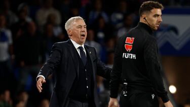 SAN SEBASTIÁN (PAÍS VASCO), 14/09/2024.- El entrenador del Real Madrid Carlo Ancelotti durante el partido de la quinta jornada de LaLiga EA Sports entre la Real Sociedad y el Real Madrid, este sábado en el Real Arena de San Sebastián (País Vasco). EFE/ Juan Herrero