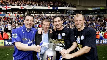FILE PHOTO: Football - Bolton Wanderers v Chelsea - FA Barclays Premiership - The Reebok Stadium, Bolton, Britain - April 30, 2005 Chelsea's John Terry, Roman Abramovich, Frank Lampard and Eidur Gudjohnsen celebrate winning the premier league Act