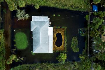 Vista aérea de una casa inundada en Iona, Florida.