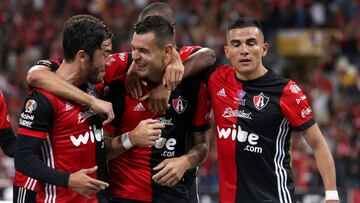 Los rojinegros ganaron en el Jalisco gracias a la solitaria anotación de Milton Caraglio de penal. Ya son octavos de la general con un partido pendiente.
