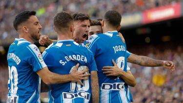 Joselu (d) celebra el primer gol del Espanyol ante el FC Barcelona en partido de Liga.