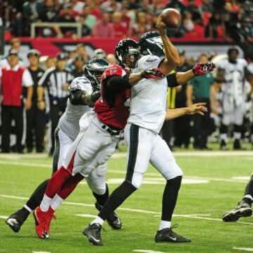 Vic Beasley trata de conseguir un sack sobre Sam Bradford en el partido entre Falcons e Eagles del lunes.