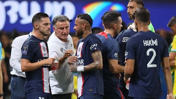 Paris Saint-Germain's French head coach Christophe Galtier (2nd L) stand between Paris Saint-Germain's Spanish midfielder Pablo Sarabia (L) and Paris Saint-Germain's Brazilian forward Neymar  (3rd L) on the side-line during the French Champions' Trophy (Trophee des Champions) final football match, Paris Saint-Germain versus FC Nantes, in the at the Bloomfield Stadium, in Tel Aviv on July 31, 2022. (Photo by JACK GUEZ / AFP)