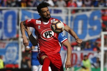 El "9" de Unión La Calera, viejo anhelo de Sampaoli y Pizzi, ha tenido un gran año. Convierte goles y también ayuda a generarlos jugando de espalda al arco. Podría ser una buena opción en ataque.