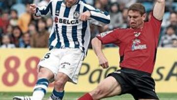 <b>REMONTARON. </b>Patricio Graff intenta cortar una internada de Víctor. El argentino tuvo que jugar ayer en la banda derecha.