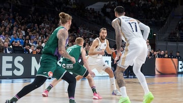 Sergio Rodríguez, base del Real Madrid, defendido por Alberto Díaz. busca el pase a Vincent Poirier con Dylan Osetkowski pendiente de su marcaje.