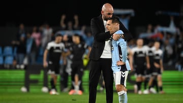 Claudio Giráldez abraza a Bryan Zaragoza tras el partido contra el PAOK.