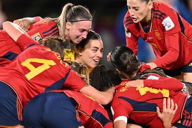 Las jugadoras celebran el primer Mundial de Fútbol Femenino para la selección española. 