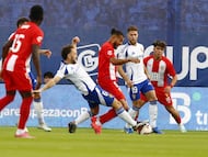 Keidi Bare comete penalti sobre Luis Suárez.