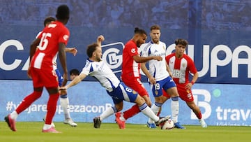 Keidi Bare comete penalti sobre Luis Suárez.