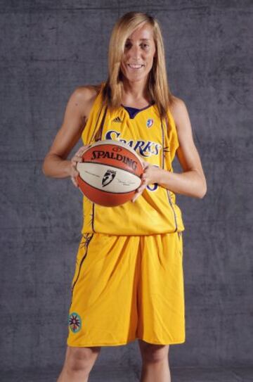 MARTA FERN?NDEZ. La hermana de Rudy Fern¨¢ndez se estren¨® en la WNBA, poco despu¨¦s de que Rudy fuera drafteado por los Suns con el n¨²mero 24. Jug¨® s¨®lo un verano en Los ?ngeles con las Sparks, pero se gan¨® la titularidad y un nombre en la Liga. En 34 partidos promedi¨® 8,7 puntos y 3 asistencias en algo m¨¢s de 26 minutos de media.