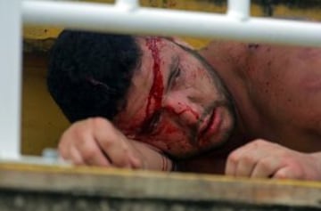 Ambas hinchadas se enfrentaron en las gradas del estadio. El árbitro tuvo que parar el partido y la policía intervenir ante la dureza de los enfrentamientos.