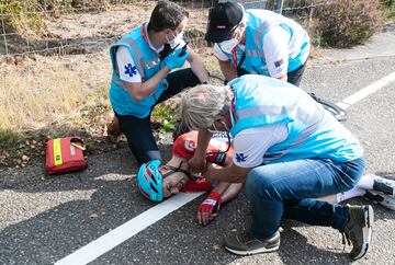 El momento en el que Steff Cas es atendido por los médicos tras sufrir una caída.