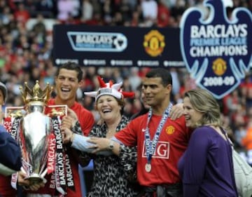 Con el Manchester ganó, entre otros trofeos, 3 veces las Premier League (2007, 2008 y 2009) y una Champions, en el año 2008.