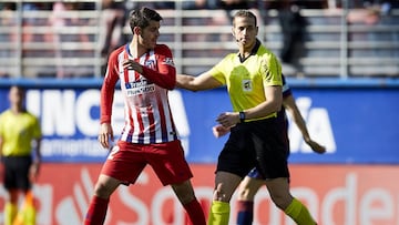 Alberola Rojas conversa con Morata durante el Eibar-Atl&eacute;tico de Madrid de Liga Santander. 