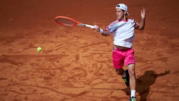 BARCELONA, SPAIN - APRIL 22: Diego Shwartzman of Argentina returns a ball to Lorenzo Musetti of Italy during day five of the Barcelona Open Banc Sabadell at Real Club De Tenis Barcelona on April 22, 2022 in Barcelona, Spain. (Photo by Manuel Queimadelos/Quality Sport Images/Getty Images)