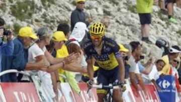 Alberto Contador sufre durante la subida al Mont Ventoux.