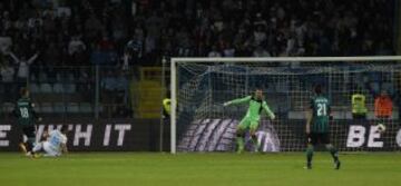 Rijeka-Betis. Benko marca el primer gol para el equipo croata. 1-0.