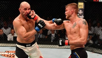 Alexander Gustafsson golpea a Glover Teixeira durante su combate en el UFC Estocolmo.