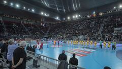 Los jugadores del Barcelona y el Benidorm posan antes de la final de la Copa del Rey de Balonmano 2020 en la Caja M&aacute;gica de Madrid.