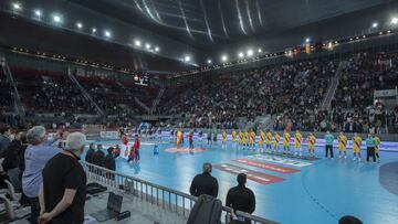 Los jugadores del Barcelona y el Benidorm posan antes de la final de la Copa del Rey de Balonmano 2020 en la Caja M&aacute;gica de Madrid.