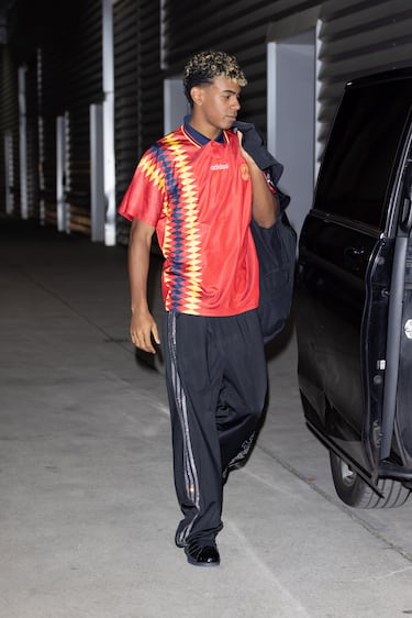 2. El jugador culé es un gran apasionado de la moda, como deja claro en sus publicaciones en redes sociales. En esta ocasión acompañaba la camiseta retro con un chándal Adidas que aún no ha salido a la venta de la serie Sp5der.
